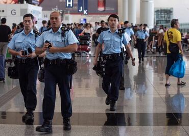 Aeropuerto de Hong Kong reanuda operaciones; manifestantes se disculpan
