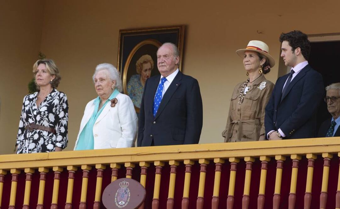 El rey Juan Carlos asiste a la plaza de toros de Aranjuez junto a su hija, la infanta Elena (Foto: EFE)