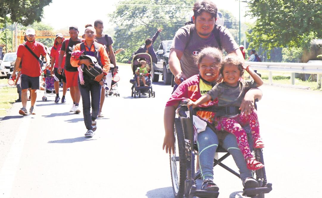 María Cruz viaja en caravana desde Chiapas a la Ciudad de México. Con ella van su hija Ariadna, de dos años, y su esposo Saúl Gómez, quien empuja la silla de ruedas. Foto: María de Jesús Peters. EL UNIVERSAL