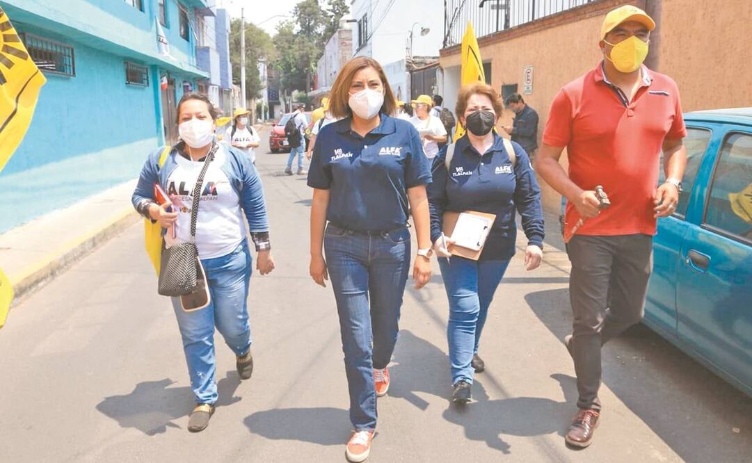Alfa González, compite por la alcaldía Tlalpan, demarcación actualmente gobernada por Morena. Aquí en un recorrido por la colonia La Lonja. Foto: Especial.