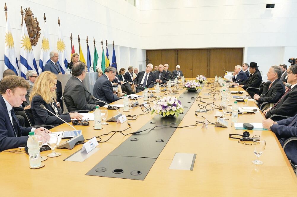 Representantes de más de una decena de países latinoamericanos y europeos, durante la reunión de ayer en Montevideo para abordar la crisis venezolana. Foto: AFP