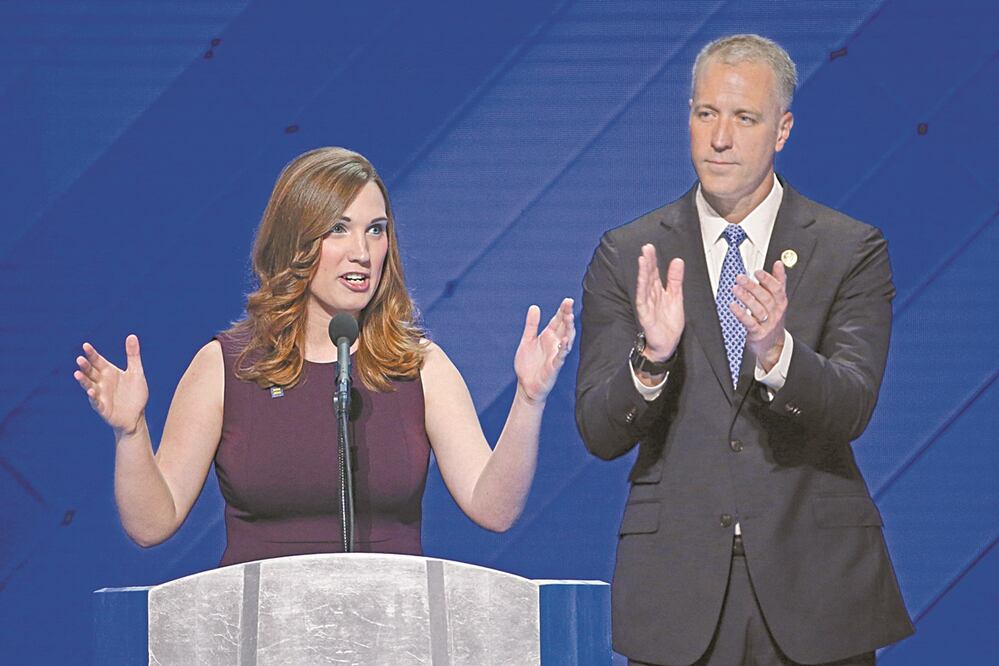 La demócrata Sarah McBride es la primera persona abiertamente transgénero en ocupar un cargo en el senado estatal en Delaware. Foto: SHAWN THEW. EFE