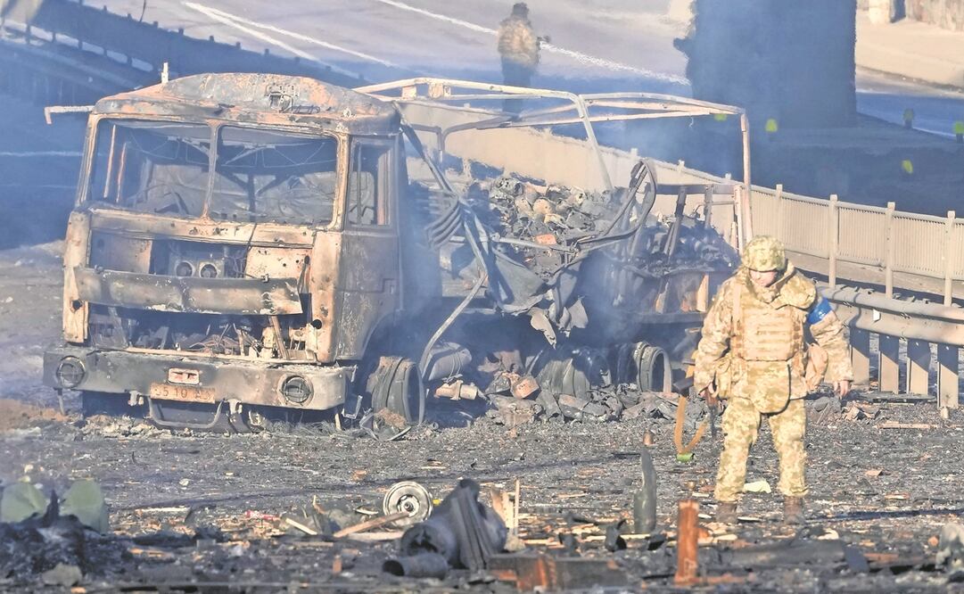 Un soldado ucraniano, junto a los escombros de un camión militar en Kiev. Foto: Efrem Lukatsky/AP
