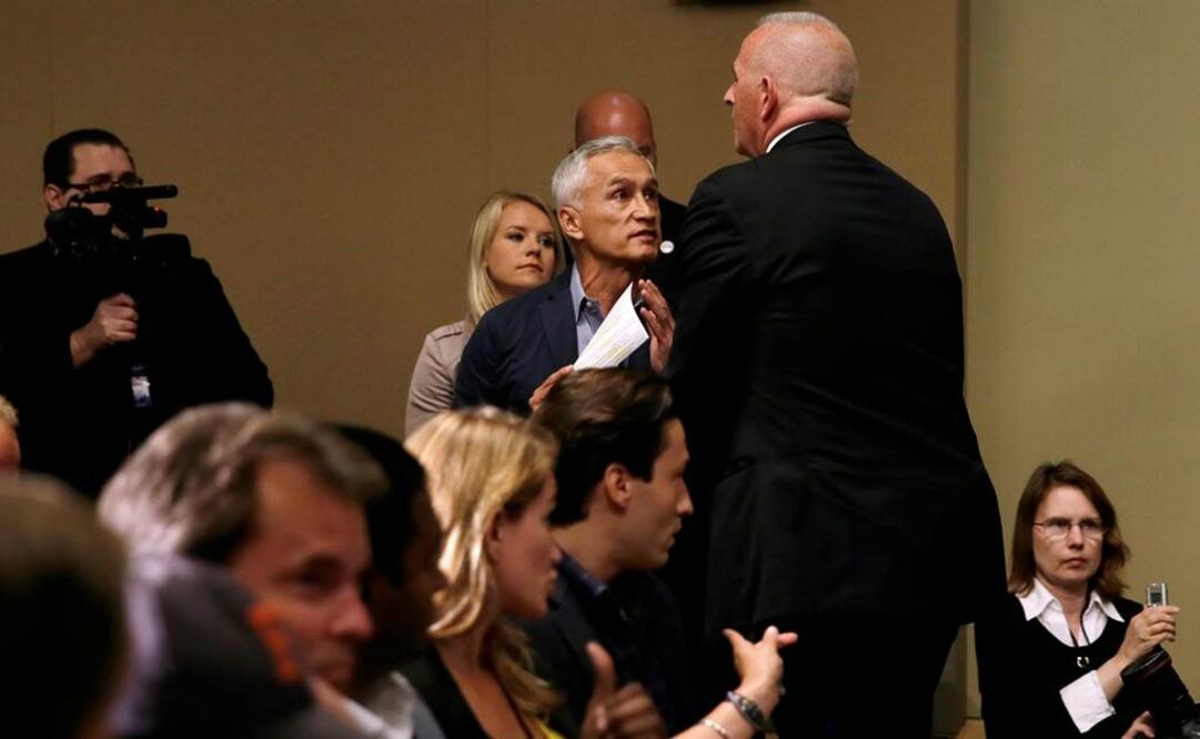 Ramos dice que al ser expulsado de la conferencia del magnate uno de sus seguidores lo interceptó y "me dijo lárgate de este país" (Foto: AP)