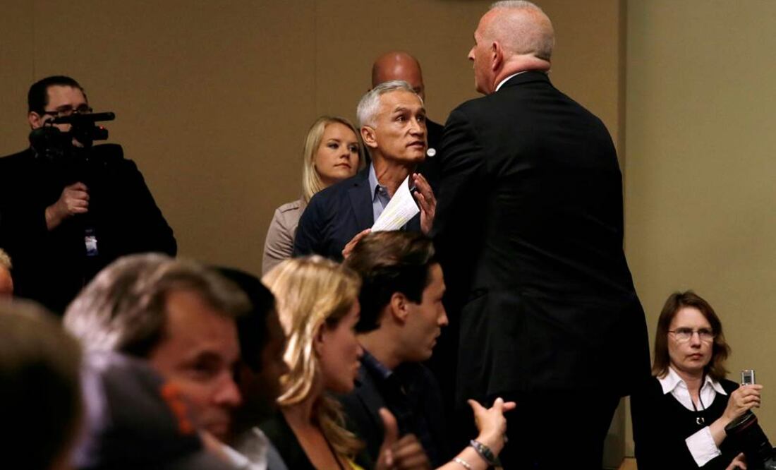 Ramos dice que al ser expulsado de la conferencia del magnate uno de sus seguidores lo interceptó y "me dijo lárgate de este país" (Foto: AP)