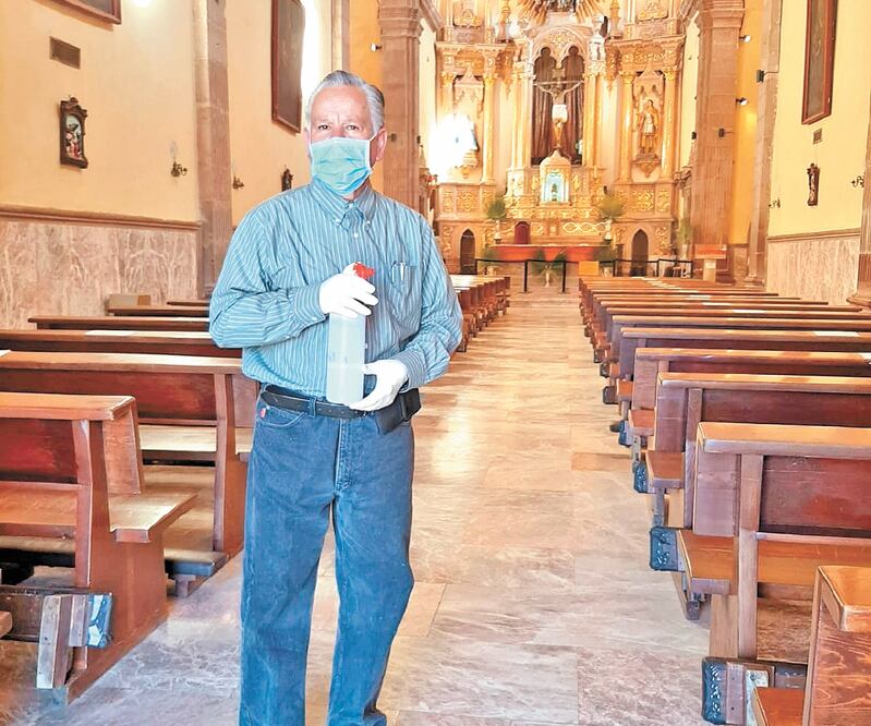 El párroco Antonio Soto ayuda en la sanitización de la iglesia de Plateros debido a la contingencia y lamenta que tendrá un fuerte impacto al no recibir donaciones de los fieles, las cuales ayudan al pago de servicios públicos. Foto: CORTESÍA