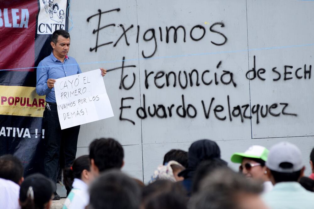 A Eduardo Velázquez le colocaron una pancarta que dice: “Que les quede claro, la reforma educativa en Chiapas ¡no pasará! AED-40”. (FOTO: ÓSCAR LEÓN. EL UNIVERSAL)