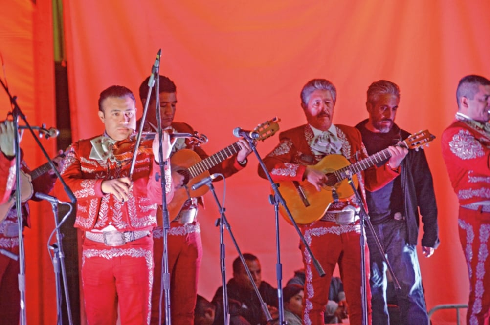 El mariachi suena y revive el tricolor