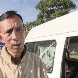 Duermen dentro de su combi ante desabasto de gasolina