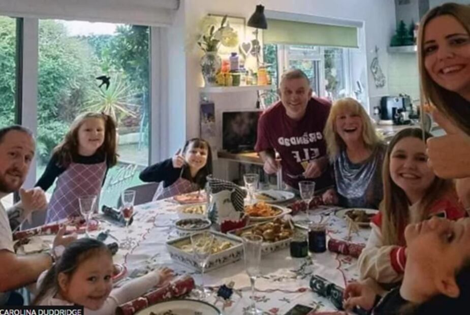 Abuelita cobra la cena de Navidad a su familia y se hace viral 