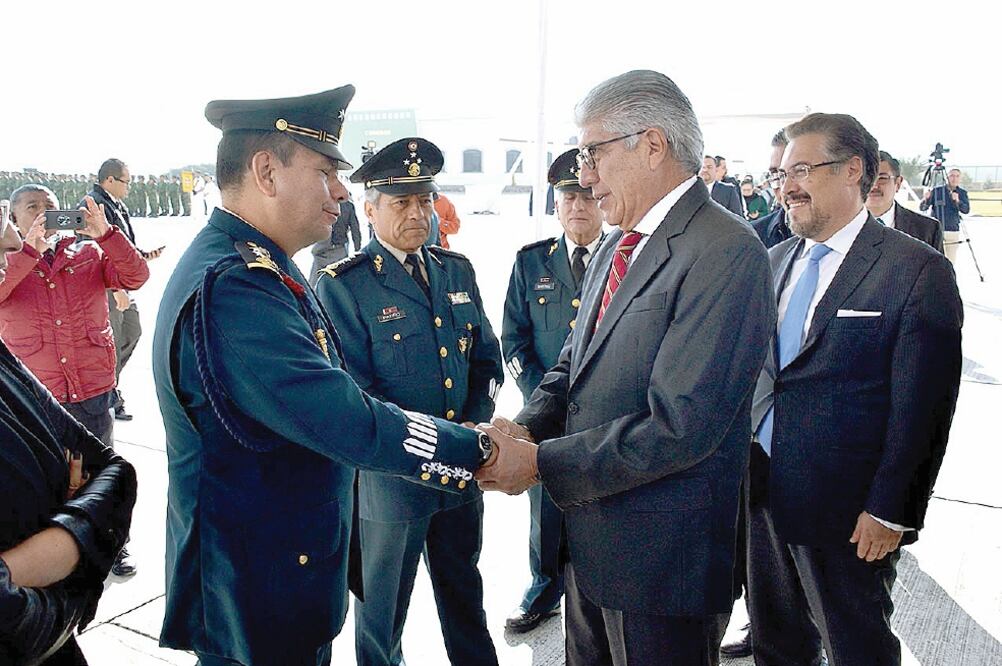 Toma de protesta. Alejandro Ozuna, tras la ceremonia de toma de protesta de Bandera del Comandante de la 22 Zona Militar, general de Brigada del Estado Mayor, Cruz Eduardo Vega Rivera. Foto: ESPECIAL