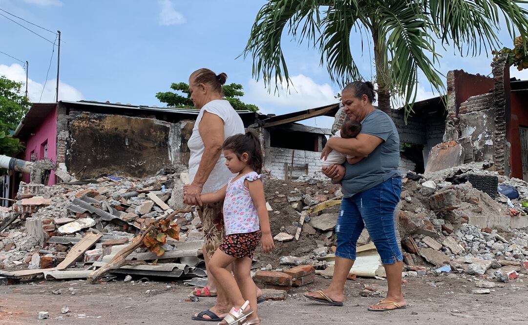 El temblor del lunes pasado y una explosión redujeron a escombros la casa donde la señora Josefina Monroy vio nacer y crecer a sus 10 hijos.