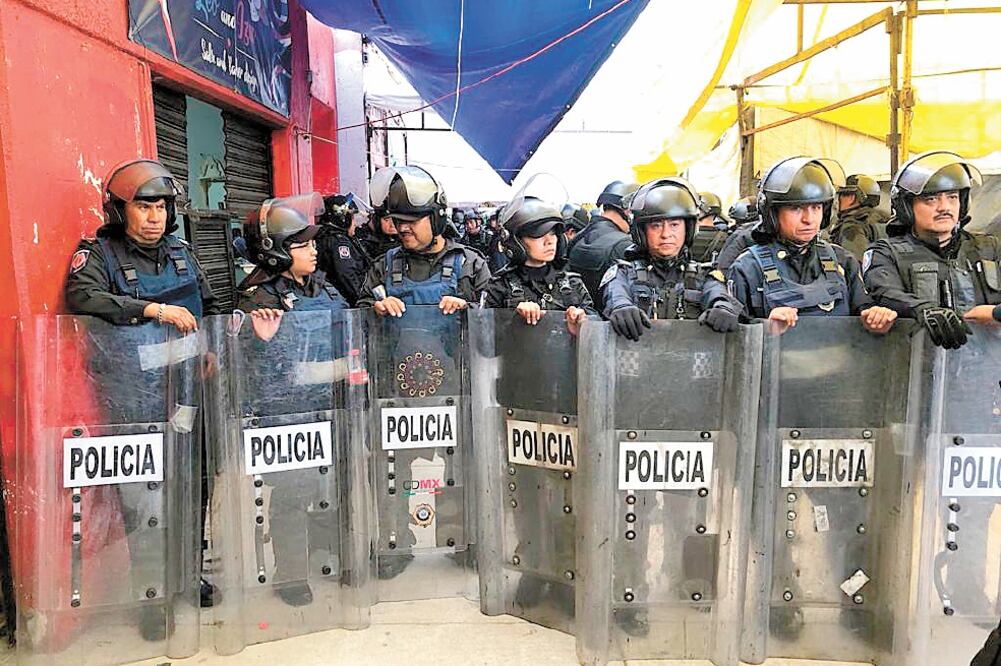Policías de investigación y de la SSC revisaron departamentos de las vecindades en los números 12, 14 y 16 de Fray Bartolomé y Estanquillo, en la colonia Morelos, en búsqueda de drogas. Foto: ESPECIAL