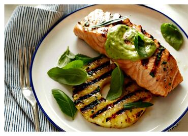 #RECETA de salmón asado con piña y aderezo de aguacate
