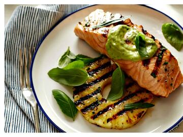 #RECETA de salmón asado con piña y aderezo de aguacate