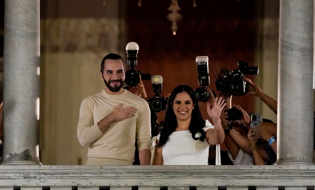 El presidente de El Salvador, Nayib Bukele, izquierda, acompañado por su esposa Gabriela Rodríguez, celebran después de ser reelegido para otro mandato de cinco años, en el balcón del palacio presidencial en San Salvador, El Salvador, el domingo 4 de febrero. 2024. Foto: AP