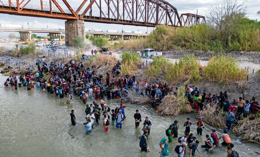 Los migrantes, al esperar en el río Grande al lado del alambrado de púas, en Eagle Pass, Texas, el 25 de septiembre pasado. Foto: Andrew Caballero-Reynolds | AFP