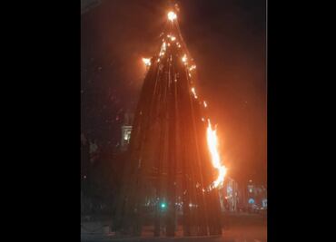 Incendio de Árbol de Navidad en Tlalnepantla fue intencional, asegura ayuntamiento