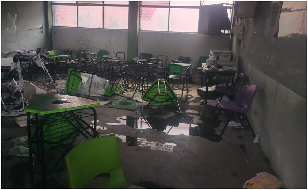 Las llamas se extendieron a las butacas de un salón de clases. Foto: Especial / EL UNIVERSAL
