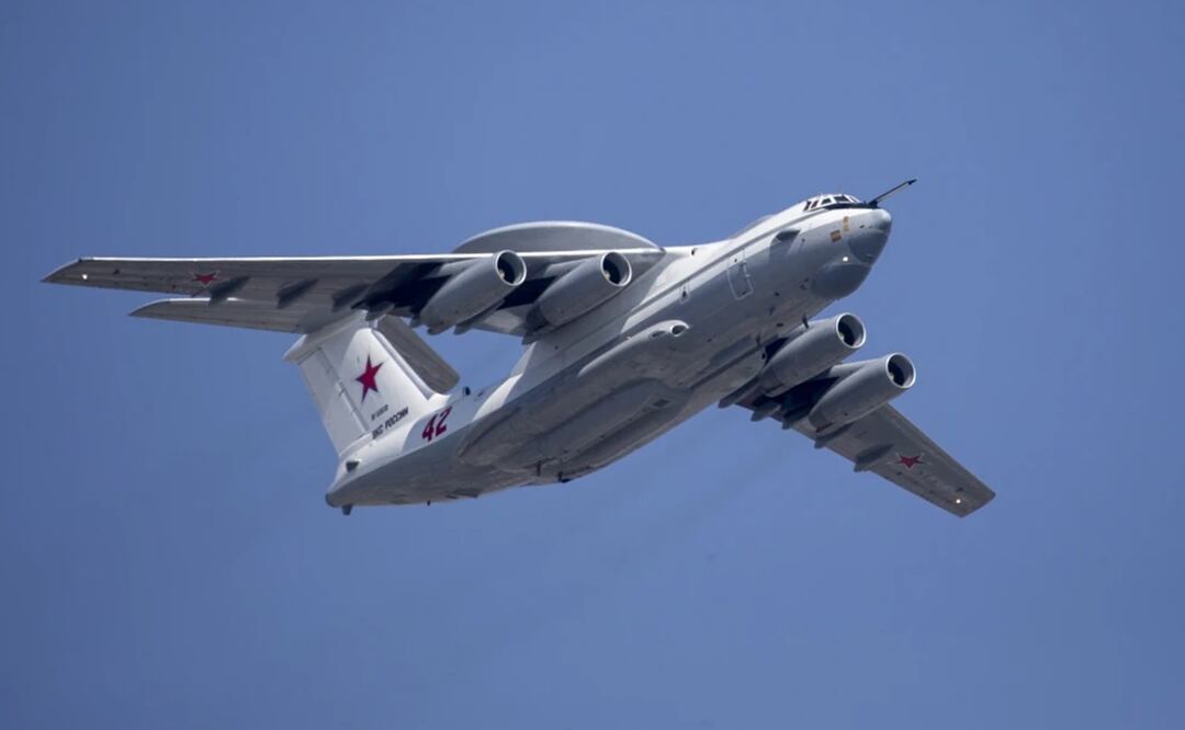Un avión ruso Beriev A-50 de control y alerta temprana vuela sobre la Plaza Roja durante un ensayo del desfile del Día de la Victoria en Moscú, Rusia. Foto: AP