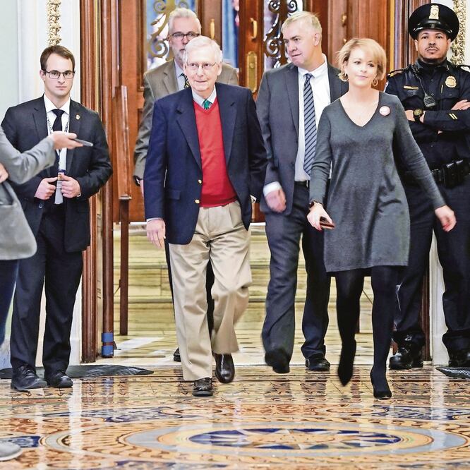 El republicano Mitch McConnell, líder de la mayoría en el Senado, tras la reunión de ayer, en la que no se logró acuerdo contra el paro del gobierno. Foto: JOSHUA ROBERTS. REUTERS