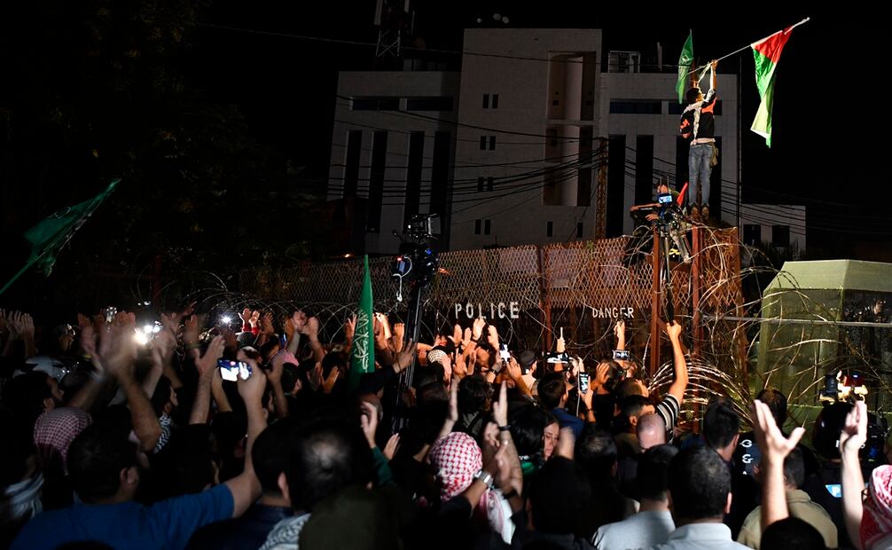 Un manifestante sostiene una bandera palestina, frente a la embajada de Estados Unidos durante una protesta en Beirut, Líbano. Foto: EFE