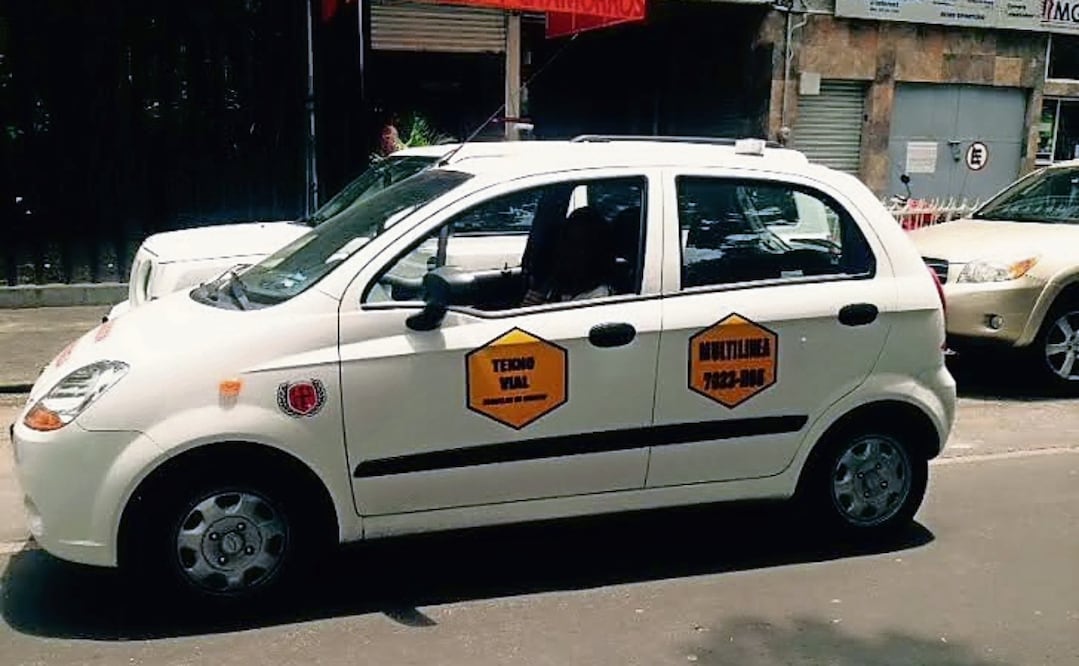 Se recomienda a los interesados consultar en Semovi las autoescuelas registradas y verificar que los vehículos estén rotulados. Foto: Especial