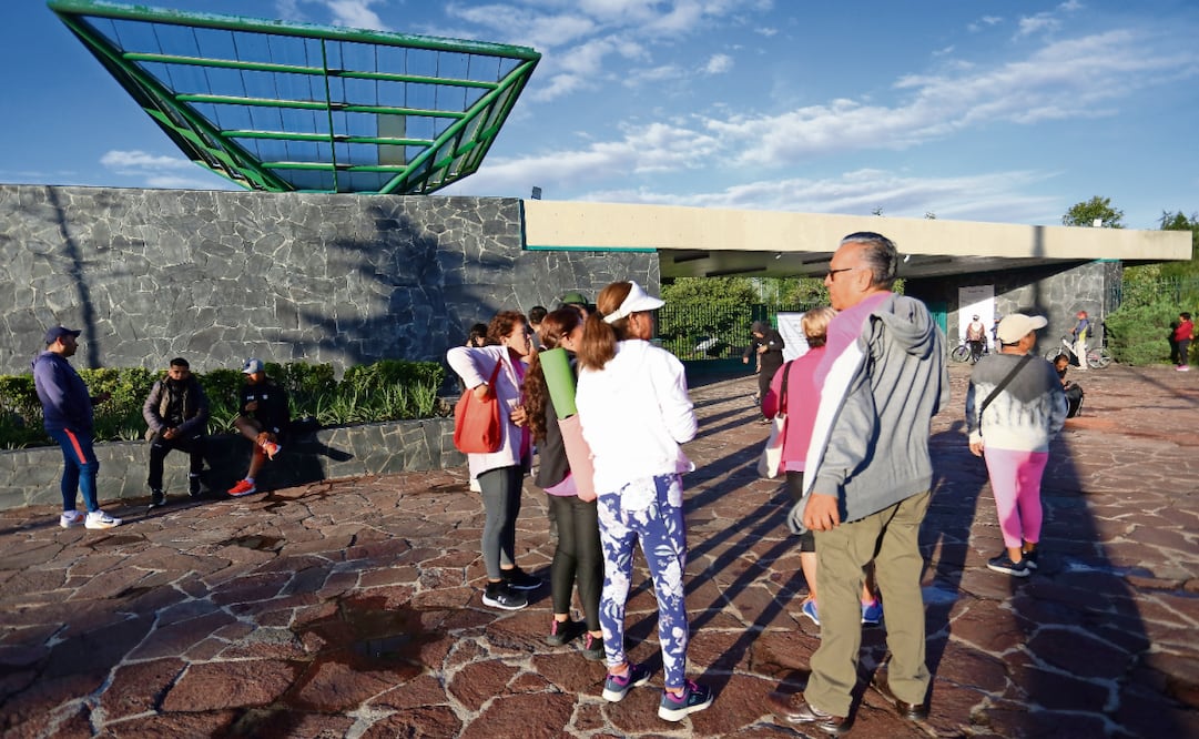 En medio de la algarabía de los usuarios del Parque Bicentenario, algunos ramos de flores y velas recordaban a Berenice Giles y Miguel Hernández, fotorreporteros fallecidos en ese
sitio durante un festival en abril. Foto: Luis Camacho / EL UNIVERSAL