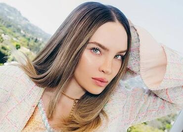 Belinda luce baggy jeans y crop top con llamativos accesorios Chanel