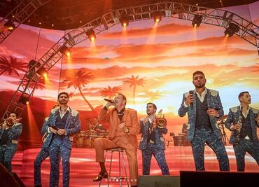 Banda El Recodo rinde homenaje a Vicente Fernández y José José en concierto