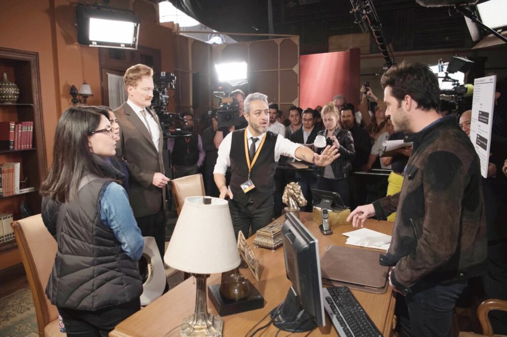 O’Brien (de traje) interpretó a un empresario estadounidense en el melodrama. (CORTESÍA TELEVISA)