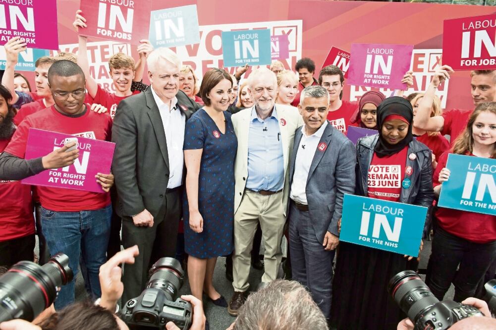 Carwyn Jones, primer ministro de Gales (segundo a la izquierda); Kezia Dugdale, jefa laborista escocesa; Jeremy Corbyn, líder laborista, y Sadiq Khan, alcalde de Londres (WILL OLIVER. EFE)