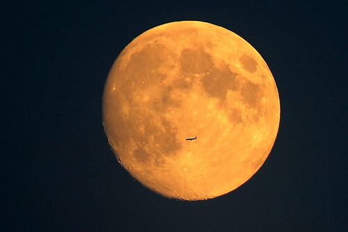 La luna de la cosecha tiene un color naranja brillante. (Foto: EFE)