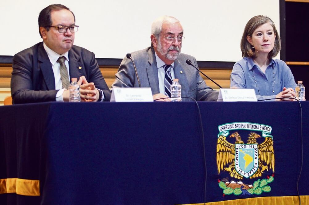 El secretario general de la UNAM, Leonardo Lomelí (izq.); el rector, Enrique Graue Wiechers, y la abogada general de la Universidad, Mónica González Contró, hablaron ayer sobre las estrategias de seguridad de la institución (RICARDO ALDAYTURRIAGA. XINHUA)