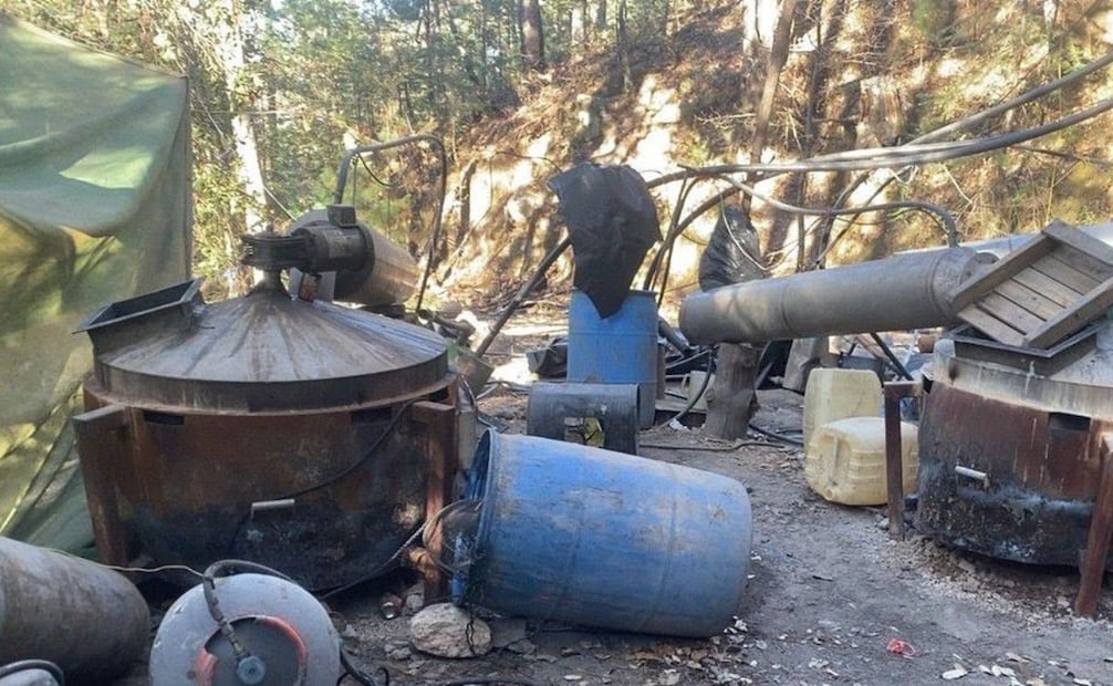 Lo hallado en laboratorios clandestinos de droga en inmediaciones del poblado de La Galancita, Durango. Foto: Semar