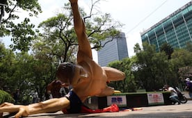 Reinstalan figuras gigantes de futbolistas en Chapultepec que fueron derribados por la CNTE; permanecerán hasta el 19 de julio
