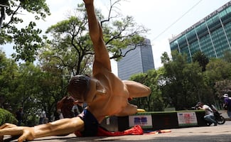 Reinstalan figuras gigantes de futbolistas en Chapultepec que fueron derribados por la CNTE; permanecerán hasta el 19 de julio