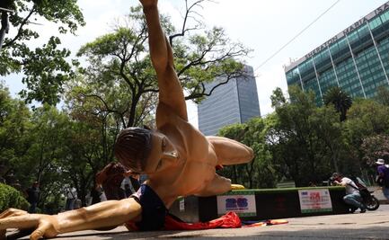 Reinstalan figuras gigantes de futbolistas en Chapultepec que fueron derribados por la CNTE; permanecerán hasta el 19 de julio