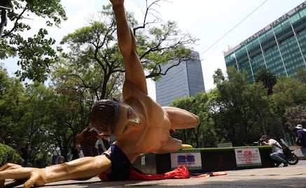 Reinstalan figuras gigantes de futbolistas en Chapultepec que fueron derribados por la CNTE; permanecerán hasta el 19 de julio