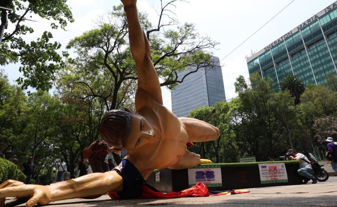 Reinstalan figuras gigantes de futbolistas en Chapultepec que fueron derribados por la CNTE.  Foto: Osmar Alvarado/EL UNIVERSAL