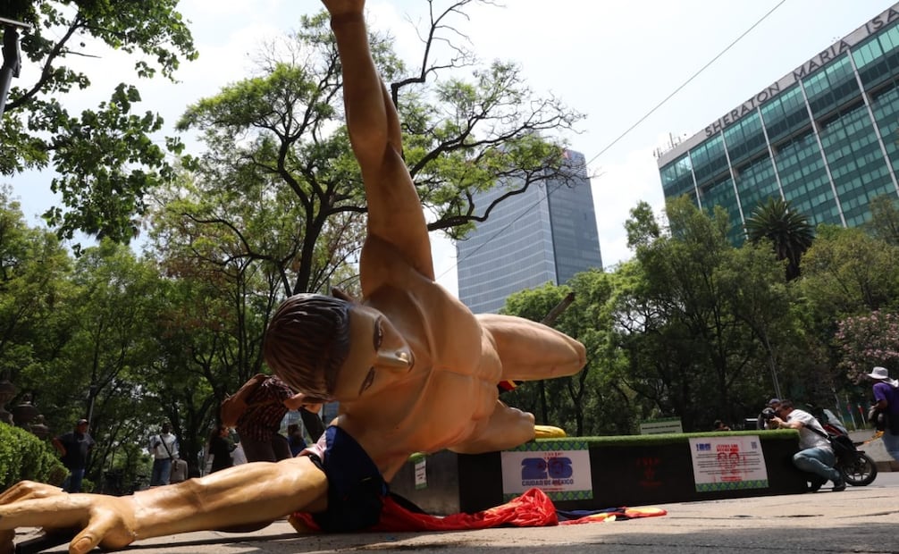 Maestros de la CNTE derriban y vandalizan figuras gigantes del Mundial en Paseo de la Reforma. Foto: Osmar Alvarado/EL UNIVERSAL