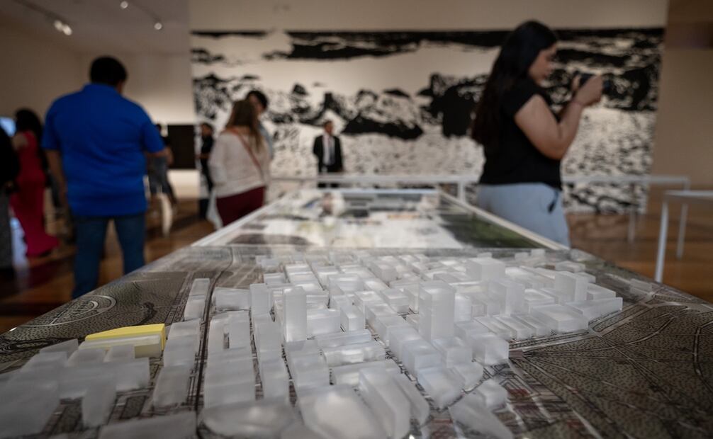 Recorrido por la exposición "Proscenios Literarios" del artista mexicano Jorge Méndez Blake. Foto: EFE/ Miguel Sierra.