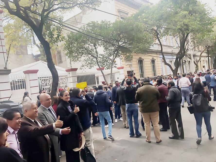 Sin cubrebocas ni sana distancia, aspirantes a competir por gubernaturas en 2021 llegaron con su séquito. Foto: Ariadna García. El Universal