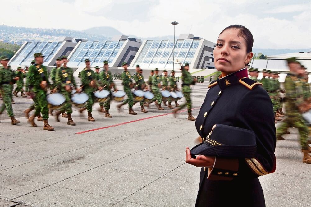 La subteniente Diana Ivette Arena Huerta es de los mejores alumnos graduados del Heroico Colegio Militar (CRISTOPHER ROGEL BLANQUET. EL UNIVERSAL)
