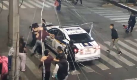 Agreden a policía en Santa María la Ribera; Fiscalía capitalina investiga ataque y daños a patrulla en Cuauhtémoc