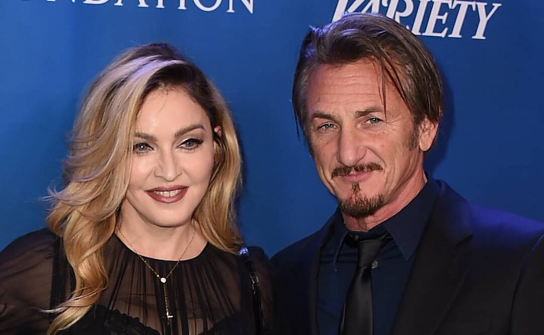La cantante y el actor posaron juntos ante las cámaras en la alfombra del evento de caridad en Los Ángeles. (FOTO: AP)