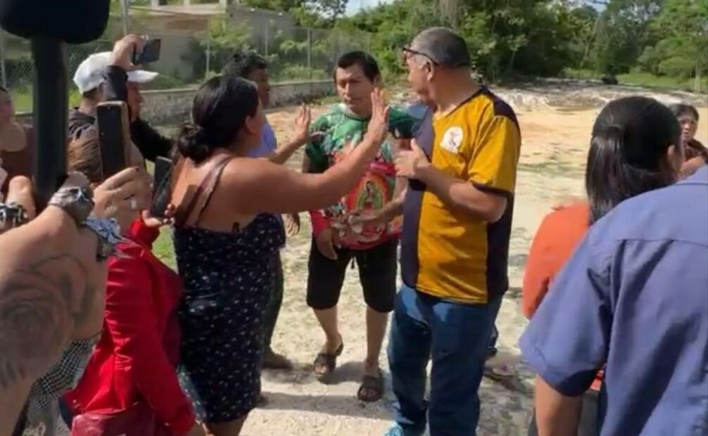Retienen a director y maestro en Valladolid, Yucatán; señalan encubrimiento a conserje acusado de abuso sexual.
Foto: Especial.