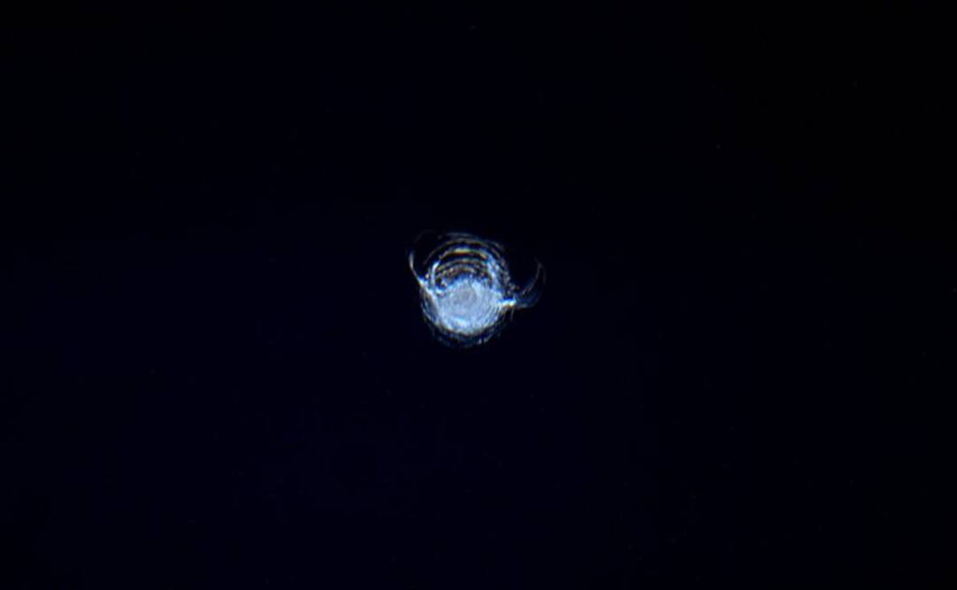 El astronauta británico Tim Peake compartió la imagen del daño causado por el impacto del dispositivo en la cúpula de observación de la EEI. (FOTO: NASA)