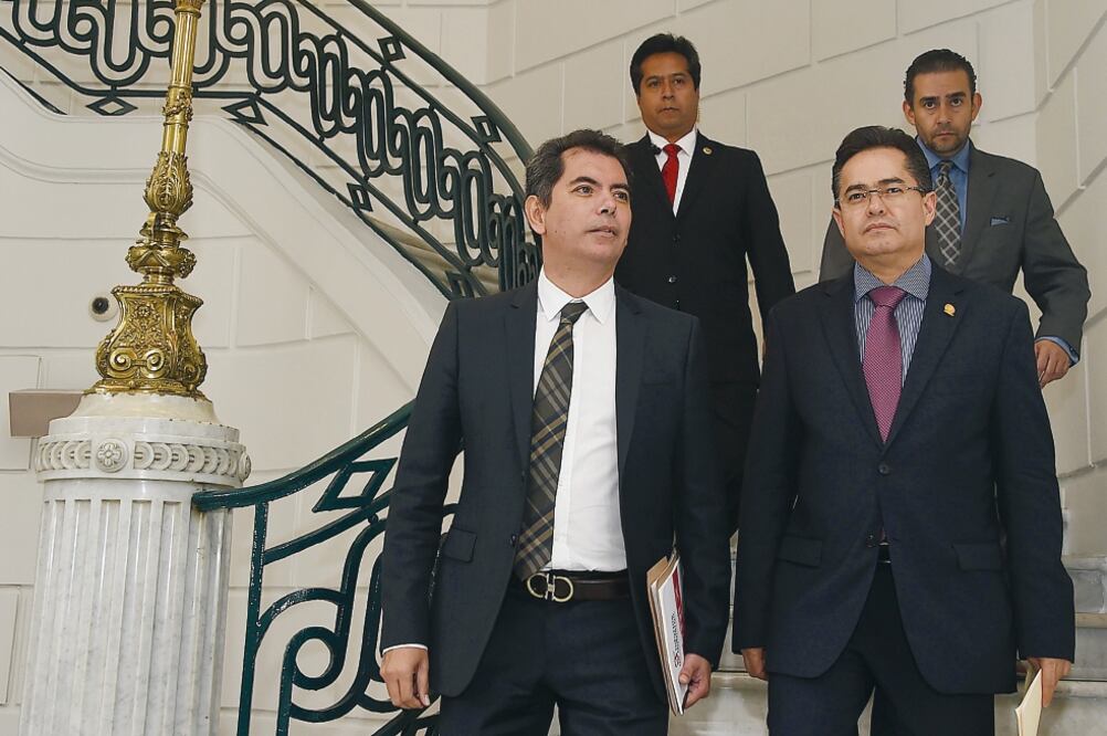 Édgar Amador Zamora (izquierda) compareció ante el pleno de la Asamblea Legislativa del Distrito Federal; en la imagen, baja las escaleras del recinto de Donceles en compañía del coordinador de la bancada del PRD, Leonel Luna (derecha) (ESPECIAL)