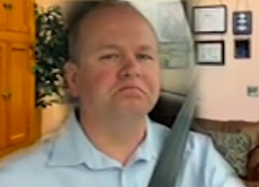 Senador atiende juicio en línea contra conductor distraído, mientras va manejando